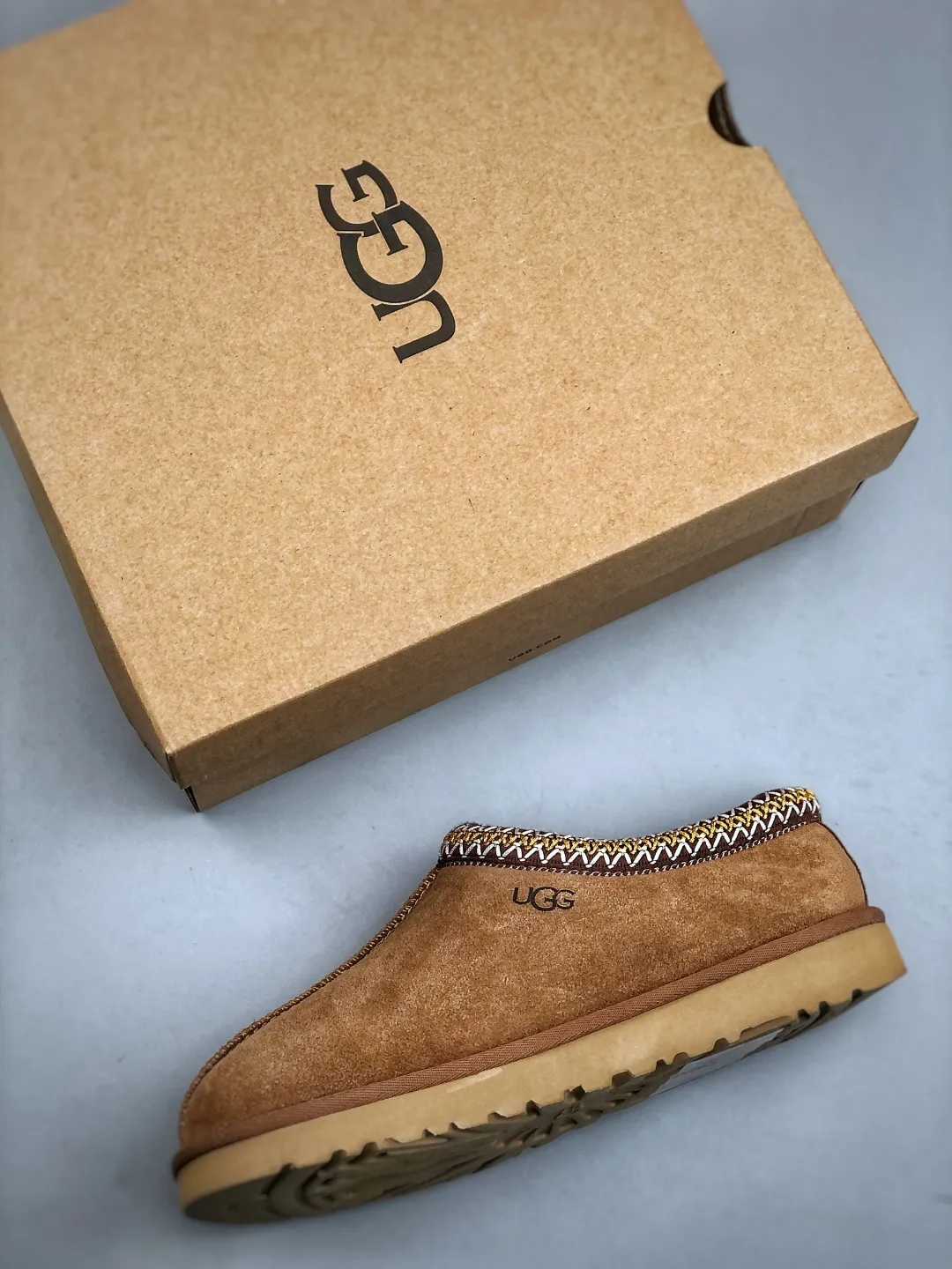 Local self-pickup💰540 supports store placement. The top version on the market. UGG Tazz. Ethnic thin-soled men's and women's models. Xiaohongshu's hot model. Produced by a major foreign trade factory in Guangzhou. Real sheep fur from toe to insole. Independent outer box packaging. Chip. Waterproof process. Different from any version on the market. 5cm thick sole, independently developed original outsole, cashmere insole, keeping warm in winter, suitable for home use. In the new year, uug launched a style series, which is partially geared towards the preferences of young consumers. It has also moved to the forefront of fashion trends. Shoe body material, water-repellent coated suede upper, 17 mm UGGPURE™ implanted wool insole, lightweight non-slip and comfortable rubber outsole, with brand LOGO and trademark, with full package Size: 35 36 37 38 39 40 41 42 43 44 45